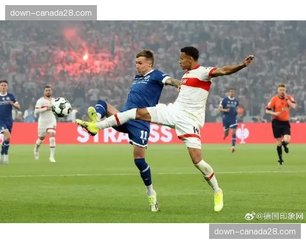 特写:斯特拉斯堡主场雨战,球迷高歌助威直至终场哨响