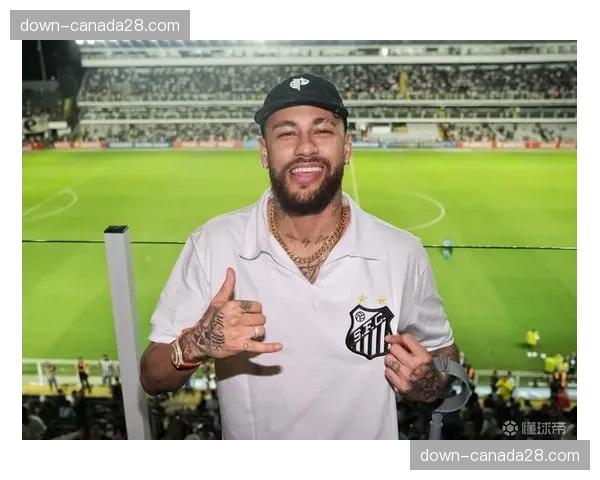 特写：看台上，前巴黎主帅加尔蒂埃现身考察老东家