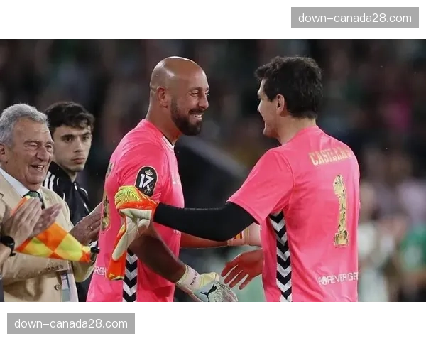 终场哨响，即将退役的贝蒂斯老将华金绕场一周，接受全场致敬