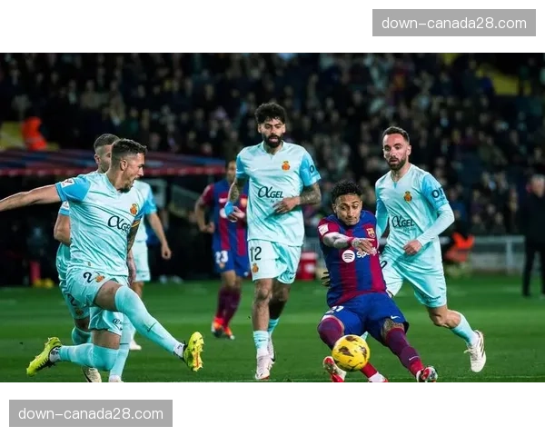 巴萨的拉玛西亚青训哲学与《足球教练》的价值观有哪些相似之处？